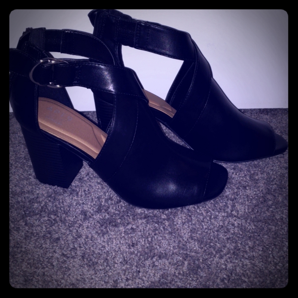 LIKE NEW comfortable heels